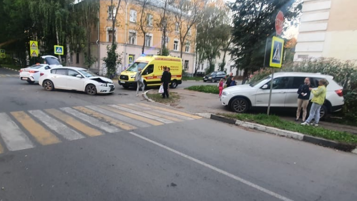 В аварии в центре Ярославля пострадали два человека: фото, видео