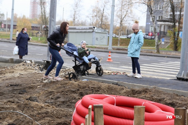 Пока жителям приходится преодолевать препятствия, чтобы добраться до отремонтированной части дороги Пока жителям приходится преодолевать препятствия, чтобы добраться до отремонтированной части дороги