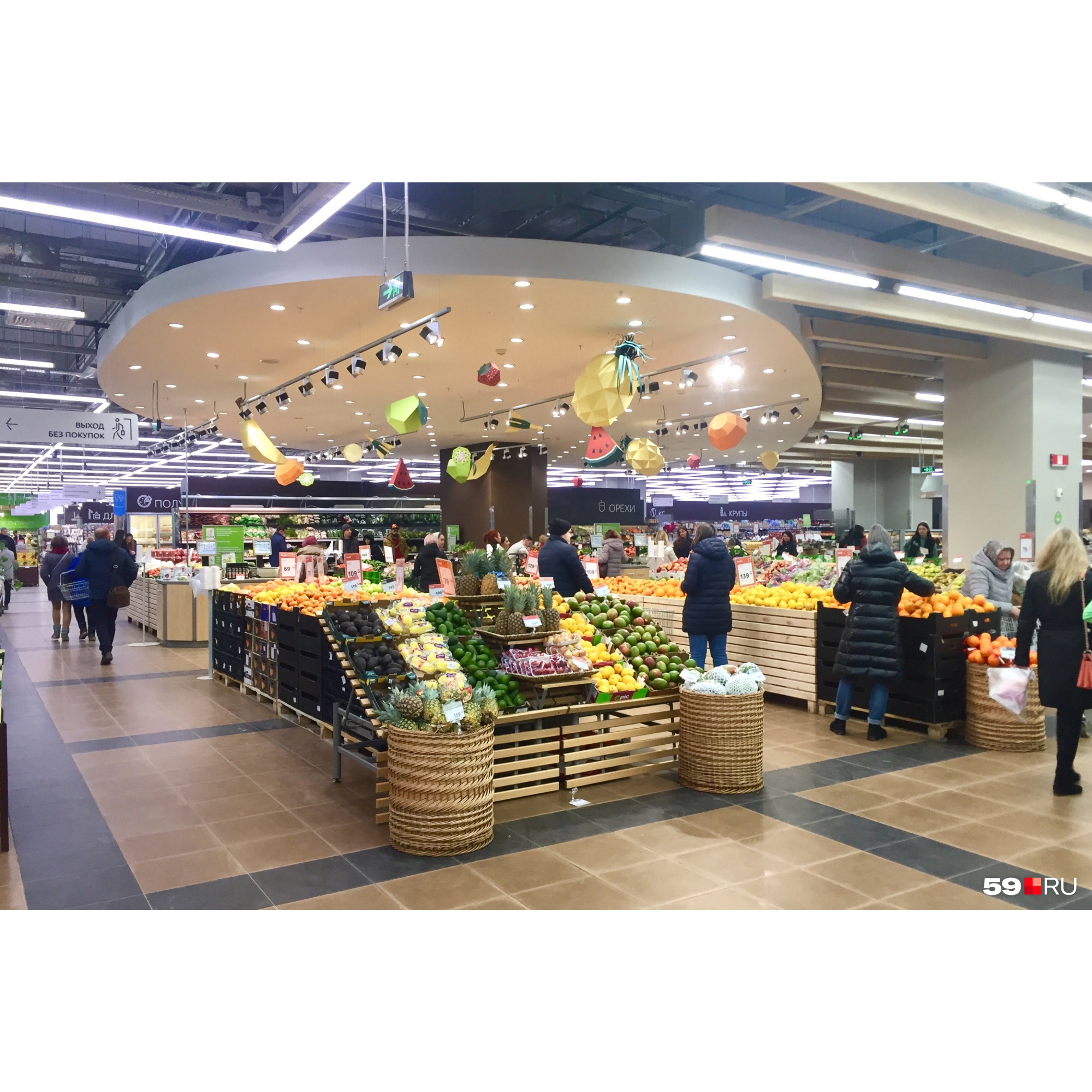 В продуктовом отделе более оживленно, но покупателей меньше, чем обычно. Многие пользуются сервисом по доставке продуктов на дом В продуктовом отделе более оживленно, но покупателей меньше, чем обычно. Многие пользуются сервисом по доставке продуктов на дом