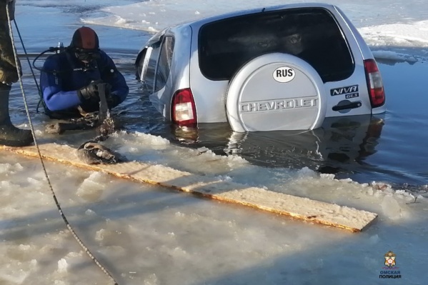 Водолазы достали машину лишь наутро Водолазы достали машину лишь наутро