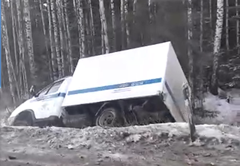 На Свердловской трассе водитель протаранил полицейский автозак, который этапировал людей