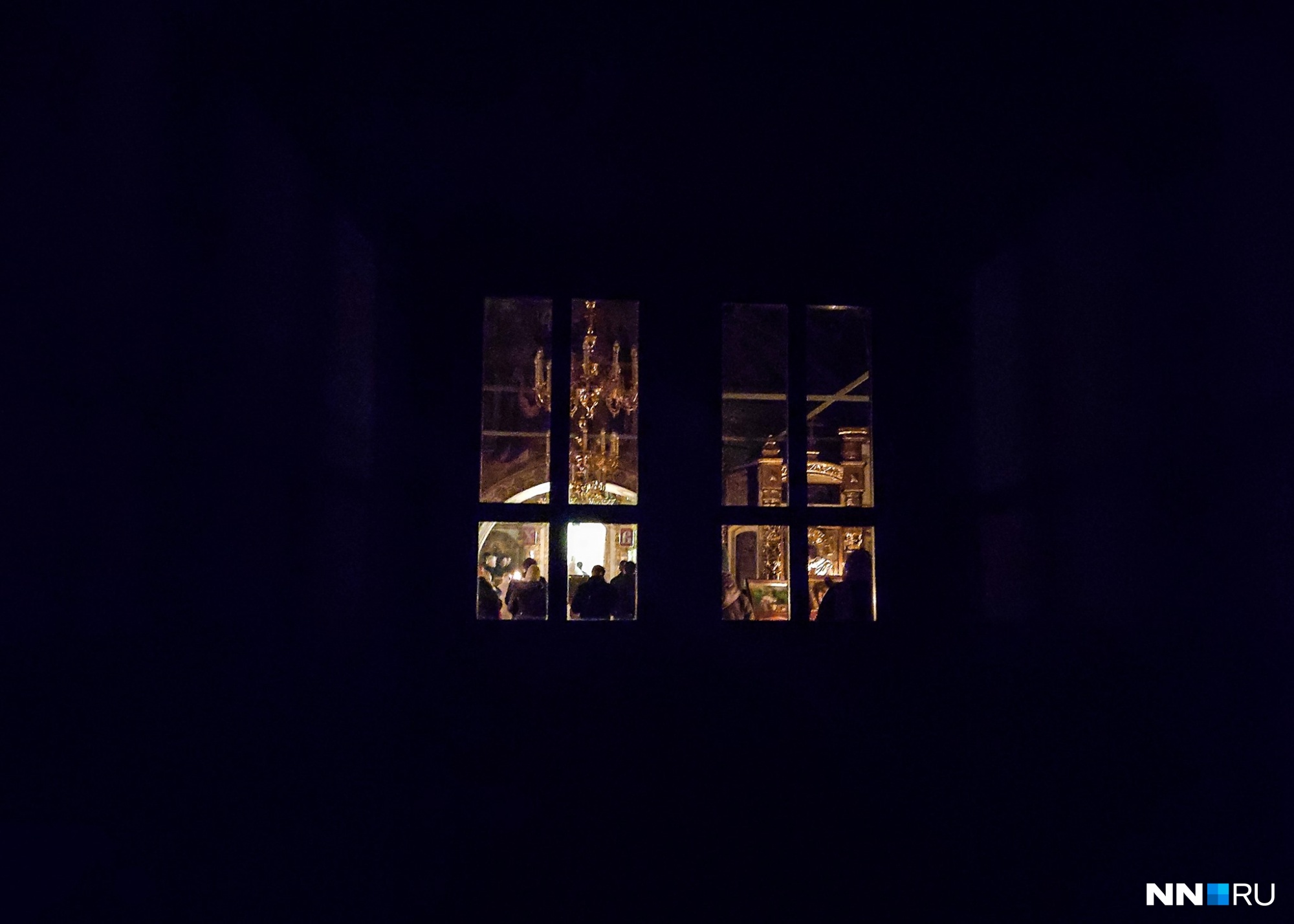 В Нижнем Новгороде в храме закрыли двери и выключили свет. Служба началась при свечах