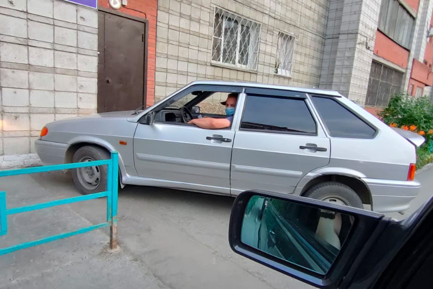 Возле входа в подъезд Возле входа в подъезд