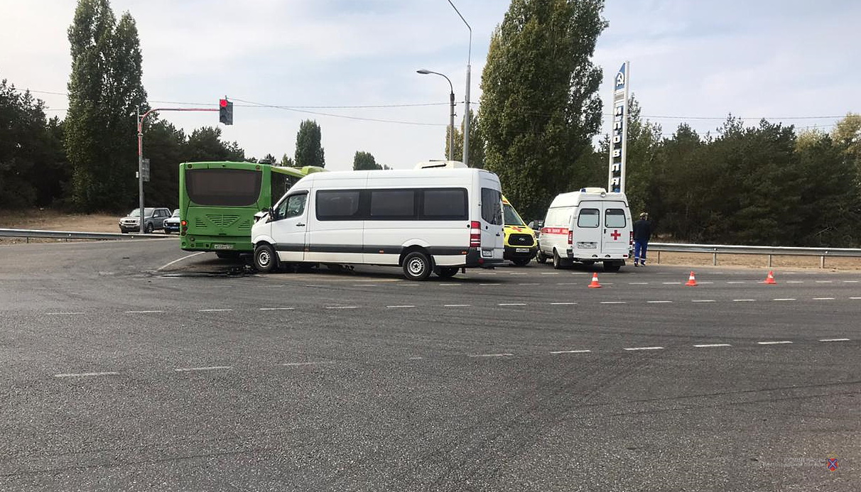 Есть пострадавшие: на трассе под Волгоградом столкнулись маршрутка и рейсовый автобус