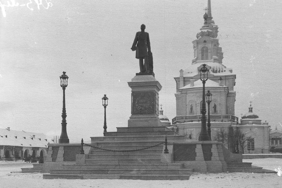 Елочка на костях: екатеринбуржец попросил перенести захоронения с площади 1905 года