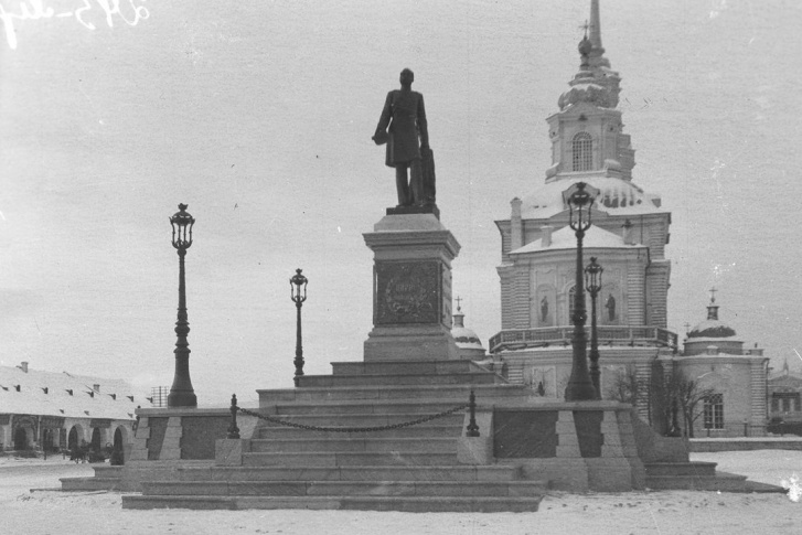 Когда-то на месте площади 1905 года стоял памятник Александру II и кафедральный собор Когда-то на месте площади 1905 года стоял памятник Александру II и кафедральный собор