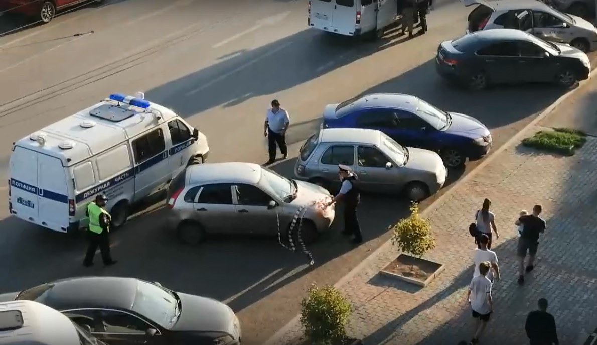 Силовики оцепили часть Ленинградской площади — оперативников вызвал таксист