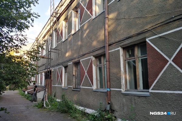 За жизнь в этой двухэтажке не первый год идёт война За жизнь в этой двухэтажке не первый год идёт война