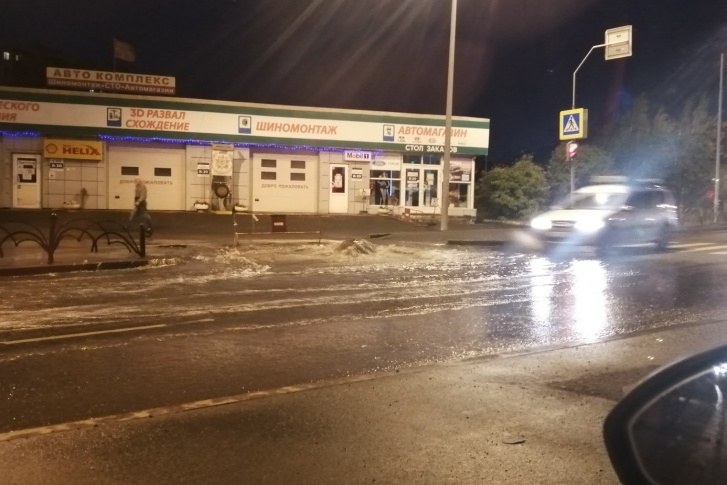 Гигантская зловонная лужа стала для водителей неприятным сюрпризом Гигантская зловонная лужа стала для водителей неприятным сюрпризом
