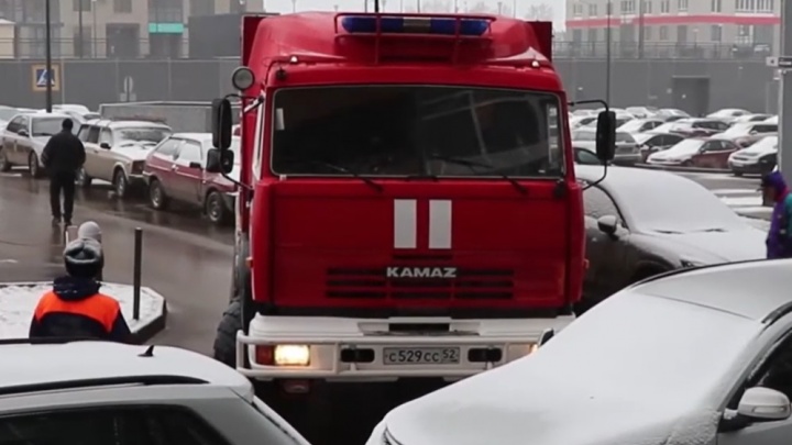 Видео дня: нижегородские пожарные не смогли проехать на вызов из-за припаркованных машин