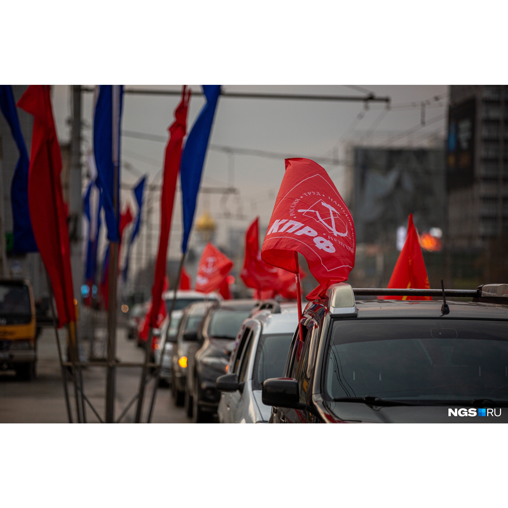 После встречи на площади Ленина некоторые отправились в праздничный автопробег После встречи на площади Ленина некоторые отправились в праздничный автопробег 