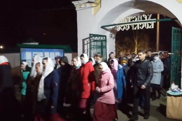 На пасхальную службу пришло много жителей города На пасхальную службу пришло много жителей города