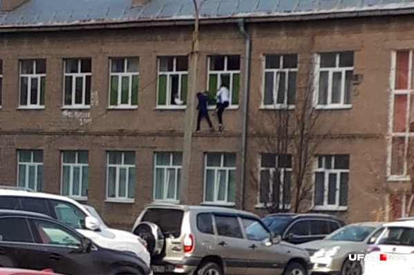 Мальчики прошлись по карнизу и вернулись обратно Мальчики прошлись по карнизу и вернулись обратно