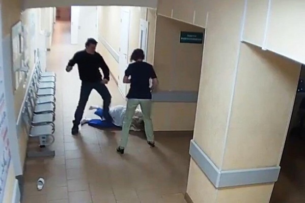 После нападения медперсонал нажал тревожную кнопку После нападения медперсонал нажал тревожную кнопку