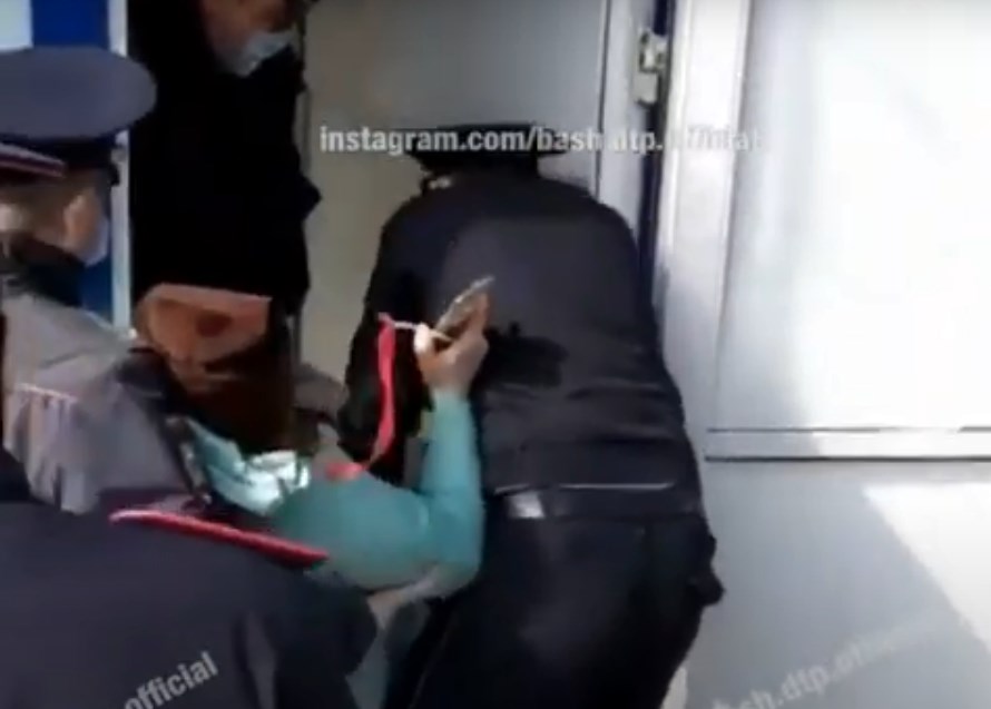 Пятеро полицейских в Уфе силой завели женщину в «стаканчик», очевидцы сняли видео