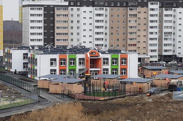 Семья живёт недалеко от этого садика и претендовала на место в нём, но получила путёвку в детсад в другом конце района Семья живёт недалеко от этого садика и претендовала на место в нём, но получила путёвку в детсад в другом конце района