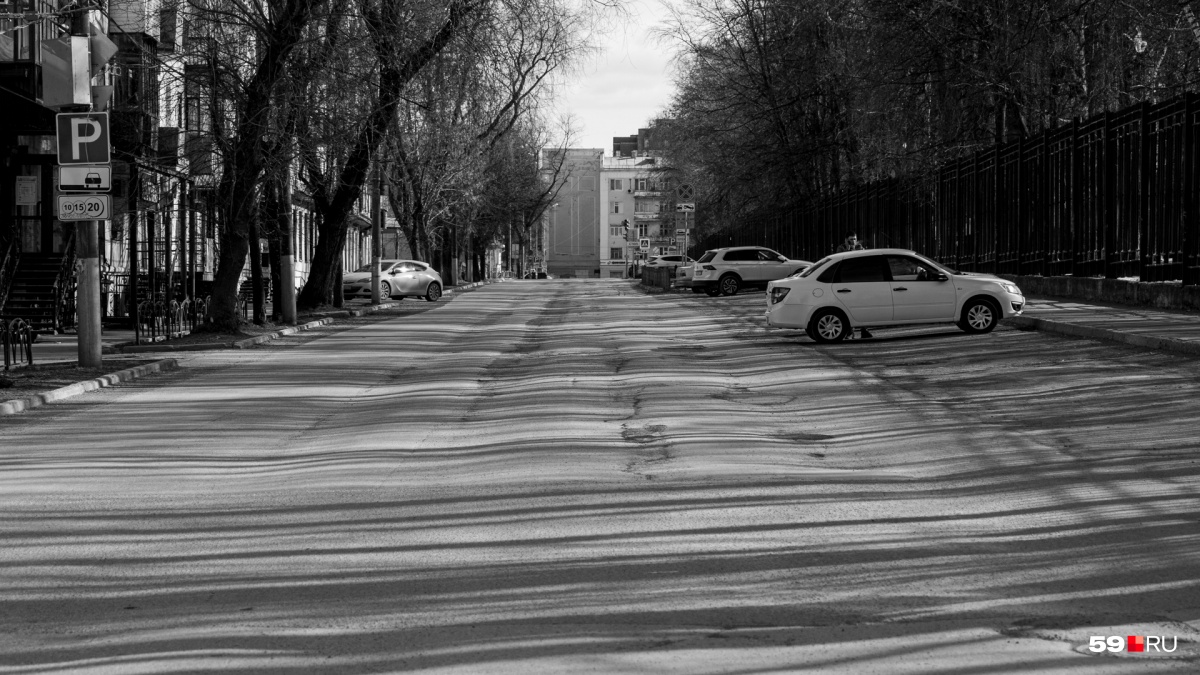 Смотрим не только под ноги, но и вглядываемся вдаль. И там такой знакомый дом...