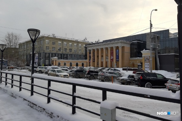Дороги в городе занесло снегом Дороги в городе занесло снегом