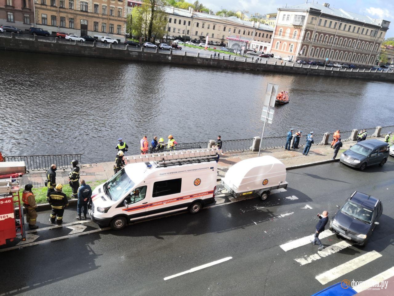 Фонтанка новости санкт петербурга. Автомобиль Фонтанка. Машина упала в Фонтанку. Фонтанки самолеты. Питер Фонтанка кабриолет.