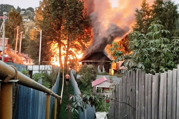 Дома в поселке расположены тесно друг к другу Дома в поселке расположены тесно друг к другу