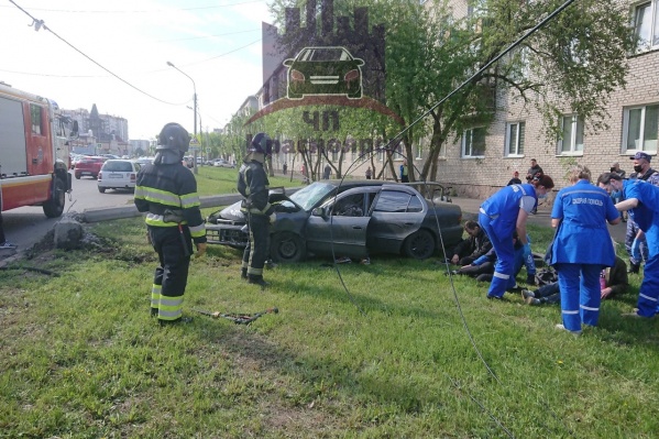 Столб обрушился на машину Столб обрушился на машину