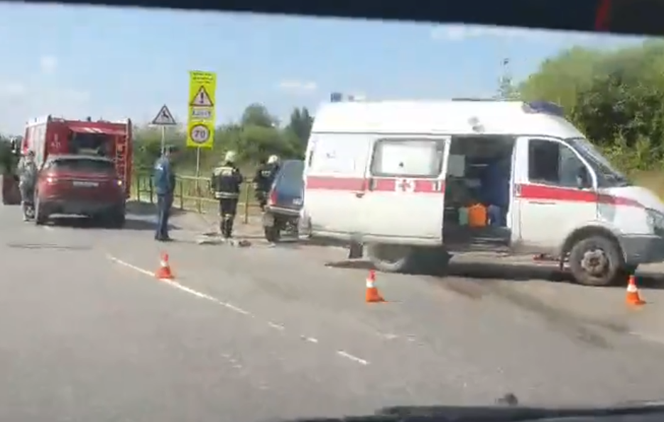 Пассажир в больнице: в Рыбинске «Нива» столкнулась с «Газелью». Видео