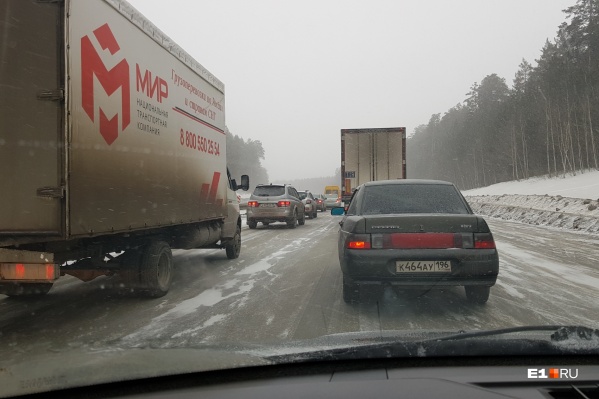 Екатеринбуржцы решили вернуться в город после праздников и застряли на трассах Екатеринбуржцы решили вернуться в город после праздников и застряли на трассах