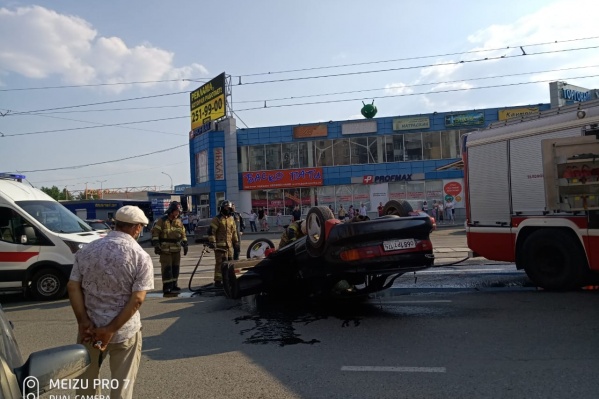 Иномарку перевернуло на крышу и отбросило на несколько метров — на другой автомобиль Иномарку перевернуло на крышу и отбросило на несколько метров — на другой автомобиль