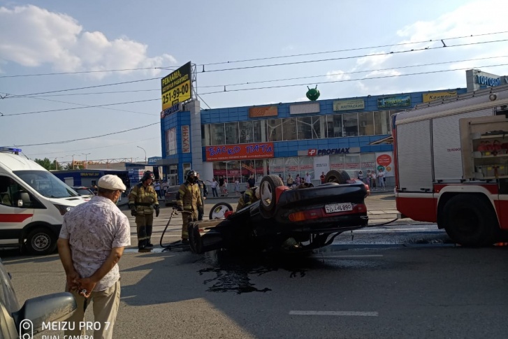 Иномарку перевернуло на крышу и отбросило на несколько метров — на другой автомобиль Иномарку перевернуло на крышу и отбросило на несколько метров — на другой автомобиль