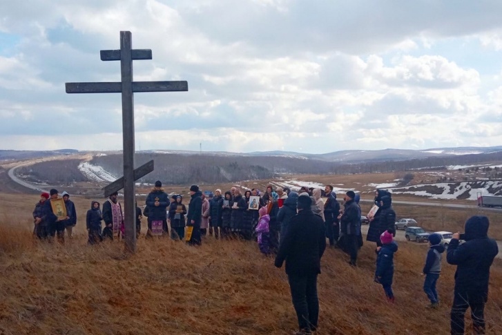 Верующие останавливались у крестов, расположенных на границе города 