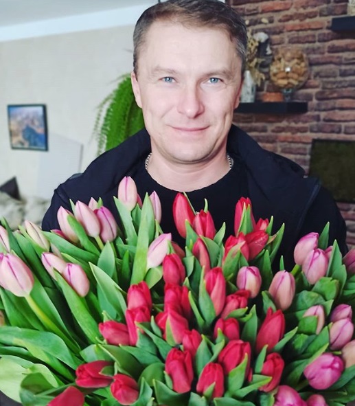 Вот с такими букетами мужчины встречают тюменок Вот с такими букетами мужчины встречают тюменок