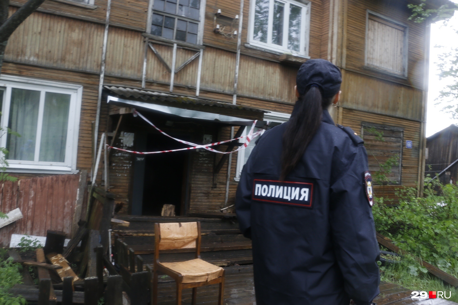 У пострадавших домов дежурят сотрудники правоохранительных органов У пострадавших домов дежурят сотрудники правоохранительных органов