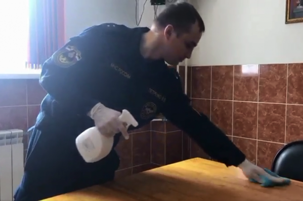 Пожарные тщательно обрабатывают помещения и поверхности Пожарные тщательно обрабатывают помещения и поверхности