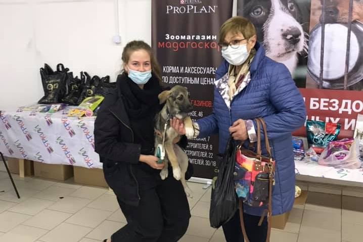 Как будто не верит, что всё взаправду Как будто не верит, что всё взаправду