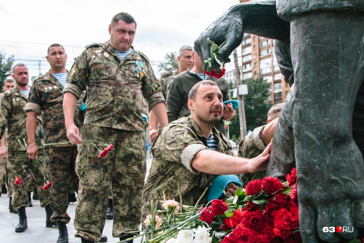 На площадь Памяти пришло немало военнослужащих На площадь Памяти пришло немало военнослужащих