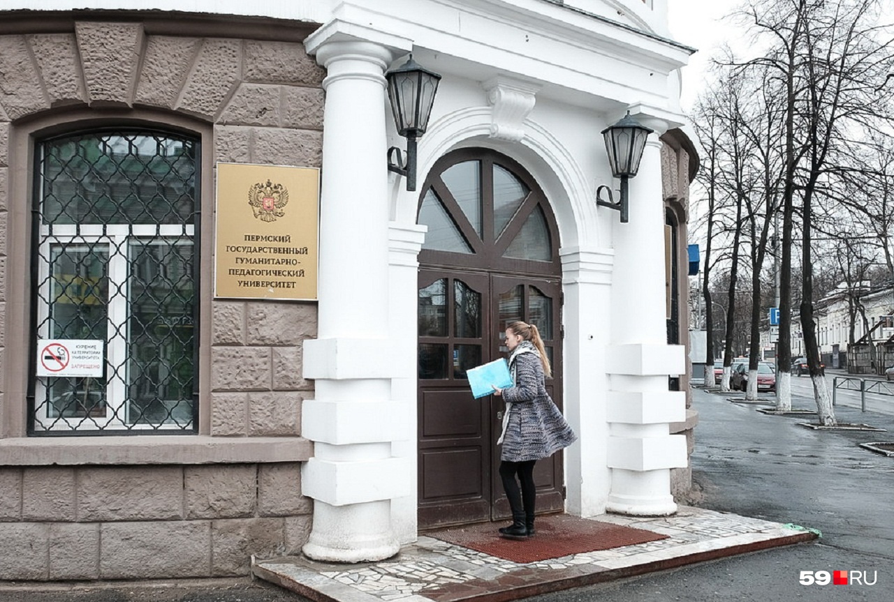 Подавать документы в ПГГПУ в живую (как на фото) не надо — все можно сделать дистанционно Подавать документы в ПГГПУ в живую (как на фото) не надо — все можно сделать дистанционно