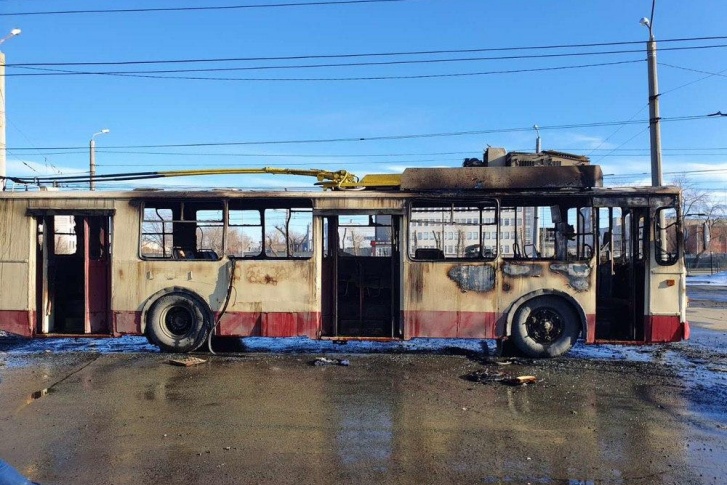 Троллейбус сгорел на конечной АМЗ<br>