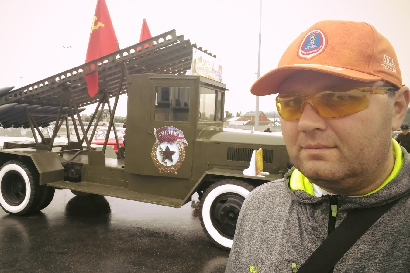 Любопытно, но Дмитрий нашёл всего одно своё фото на фоне автомобиля Любопытно, но Дмитрий нашёл всего одно своё фото на фоне автомобиля