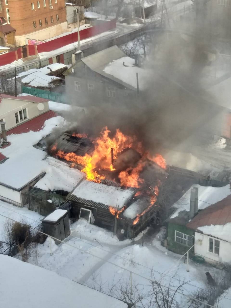 Дома здесь находятся очень близко друг другу. Пожарным удалось отстоять жильё соседей Дома здесь находятся очень близко друг другу. Пожарным удалось отстоять жильё соседей