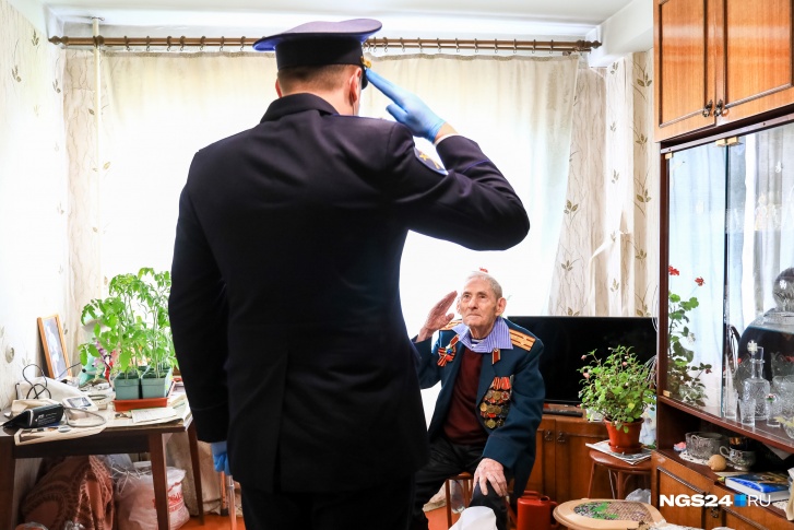 Ветеранам устраивали концерт под окнами, а потом вручали подарки Ветеранам устраивали концерт под окнами, а потом вручали подарки