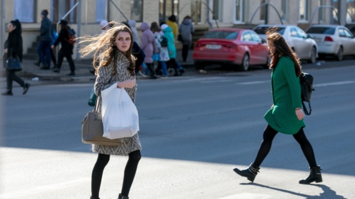 Вместе с резким потеплением в Красноярск идет штормовой ветер