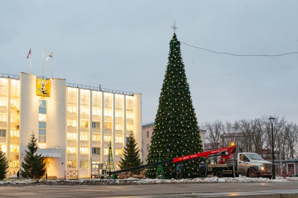 Новая елка уже появилась на центральной площади города Новая елка уже появилась на центральной площади города