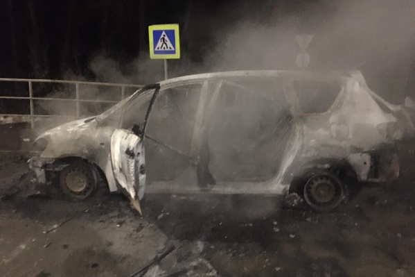 После взрыва самодельной бомбы от автомобиля террориста осталась лишь груда дымящегося металла После взрыва самодельной бомбы от автомобиля террориста осталась лишь груда дымящегося металла
