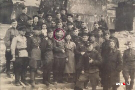 Сын и внук Власа Кравченко (его лицо обведено) пошли по его стопам — стали военными Сын и внук Власа Кравченко (его лицо обведено) пошли по его стопам — стали военными