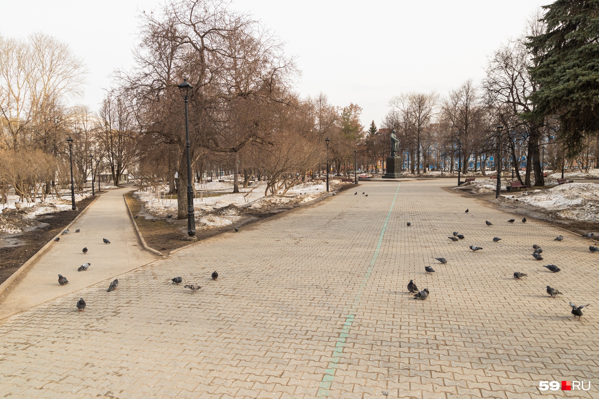 И только голуби гуляют по Театральному скверу И только голуби гуляют по Театральному скверу