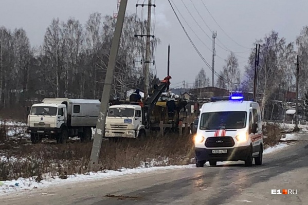 Местные жители говорят, что энергетики пробили газопровод, когда бурили землю Местные жители говорят, что энергетики пробили газопровод, когда бурили землю