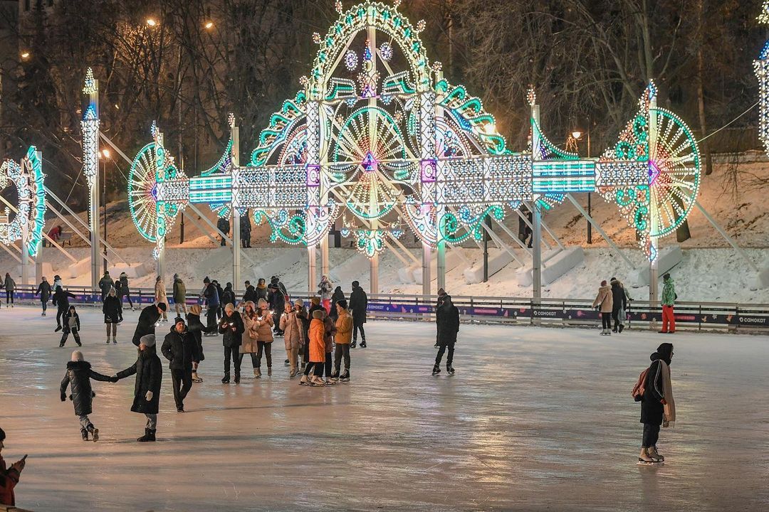 Тот самый каток и итальянская иллюминация. Такая же есть теперь и в Уфе Тот самый каток и итальянская иллюминация. Такая же есть теперь и в Уфе