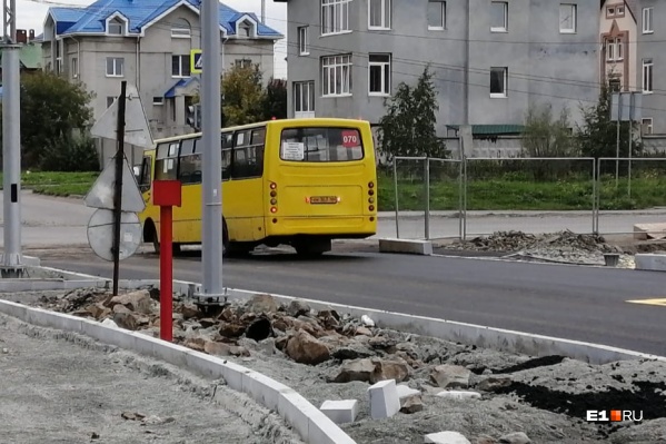 Утром по новой дороге поехали коммерческие автобусы № 070, которые теперь будут ездить до поселка Мичуринского Утром по новой дороге поехали коммерческие автобусы № 070, которые теперь будут ездить до поселка Мичуринского