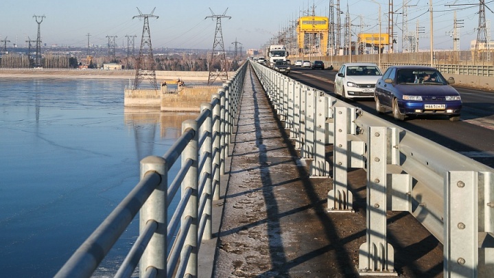 Водителям придется терпеть: ремонт многострадального моста Волжской ГЭС завершится не раньше следующего года