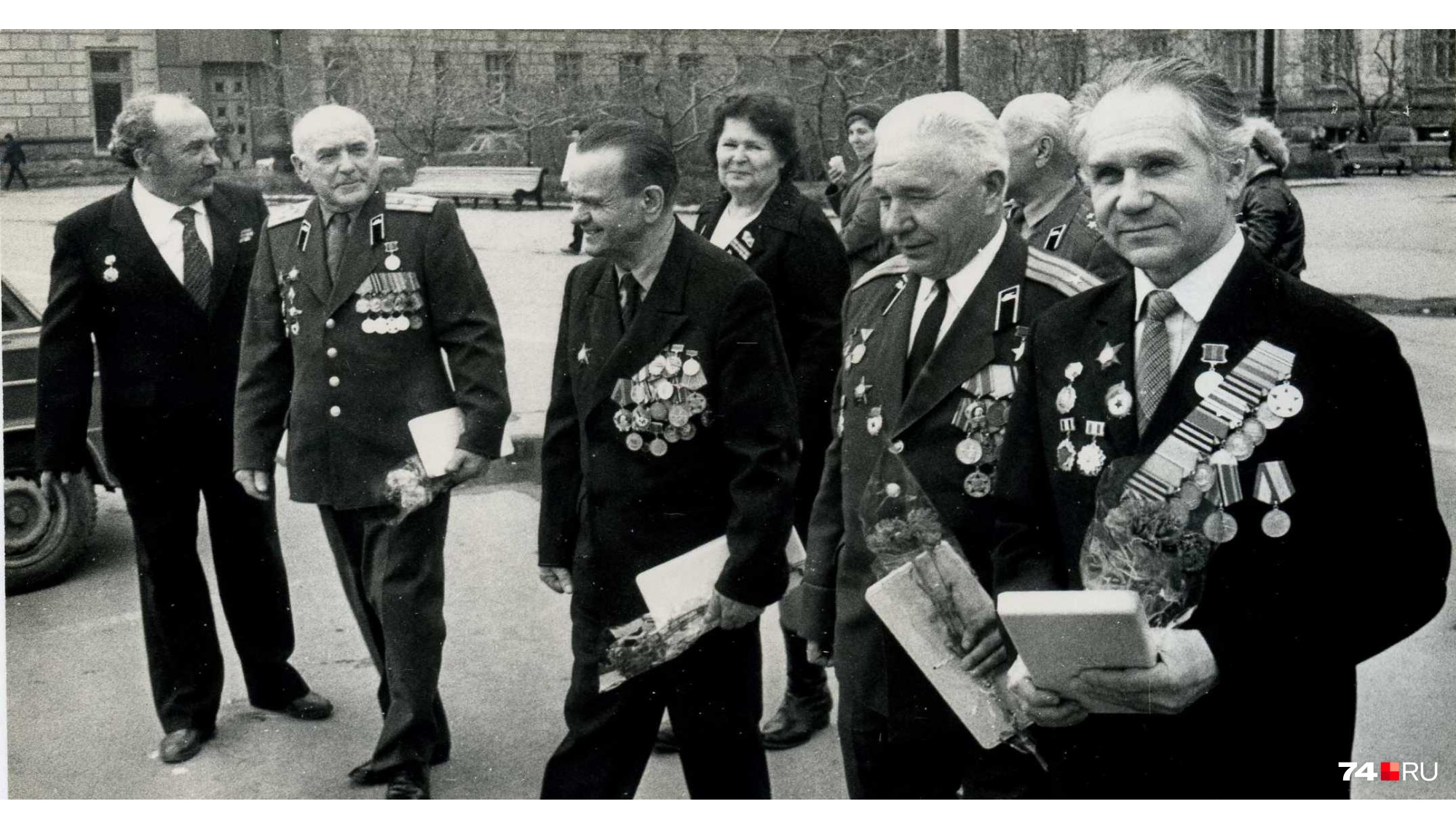 Он даже возглавлял какое-то время Совет ветеранов ЮУрГУ. На этом снимке Геннадий Комиссаров (крайний справа) вместе с другими фронтовиками вуза Он даже возглавлял какое-то время Совет ветеранов ЮУрГУ. На этом снимке Геннадий Комиссаров (крайний справа) вместе с другими фронтовиками вуза